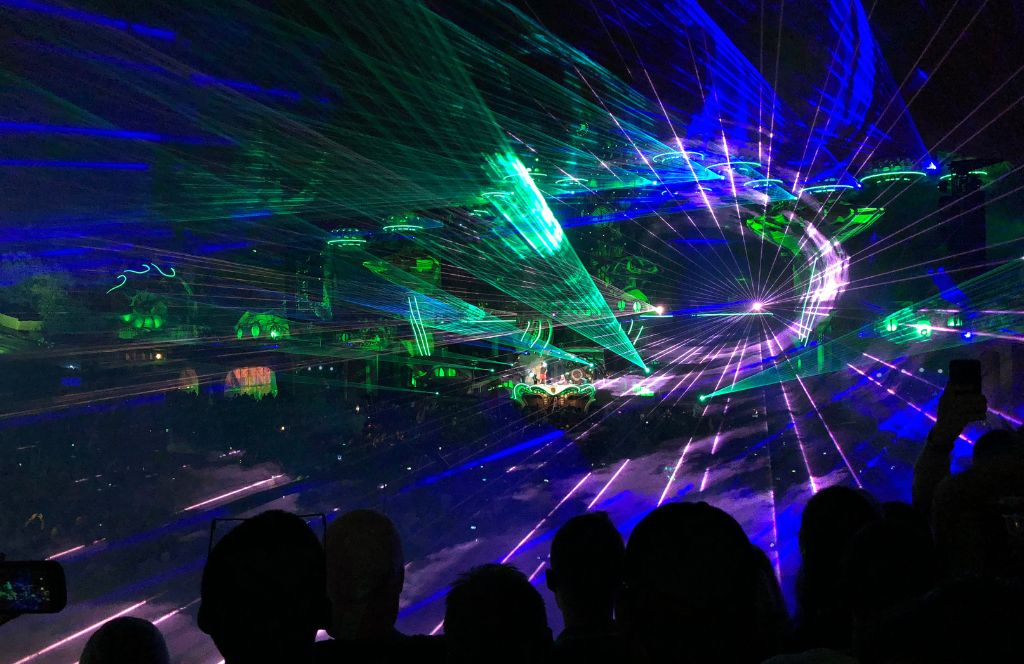 Lasers tijdens show tomorrowland 2024